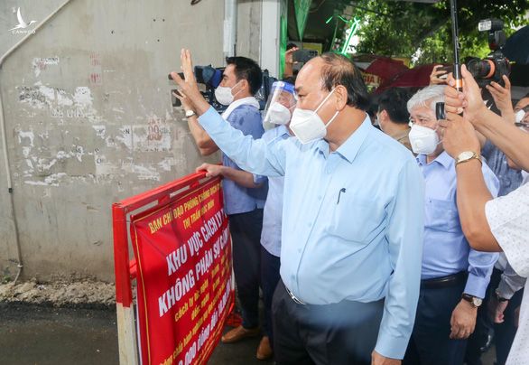 Chủ tịch nước Nguyễn Xuân Phúc thăm người dân khu phong tỏa tại Hóc Môn - Ảnh 1.