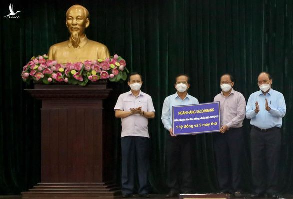 Chủ tịch nước Nguyễn Xuân Phúc thăm người dân khu phong tỏa tại Hóc Môn - Ảnh 2.