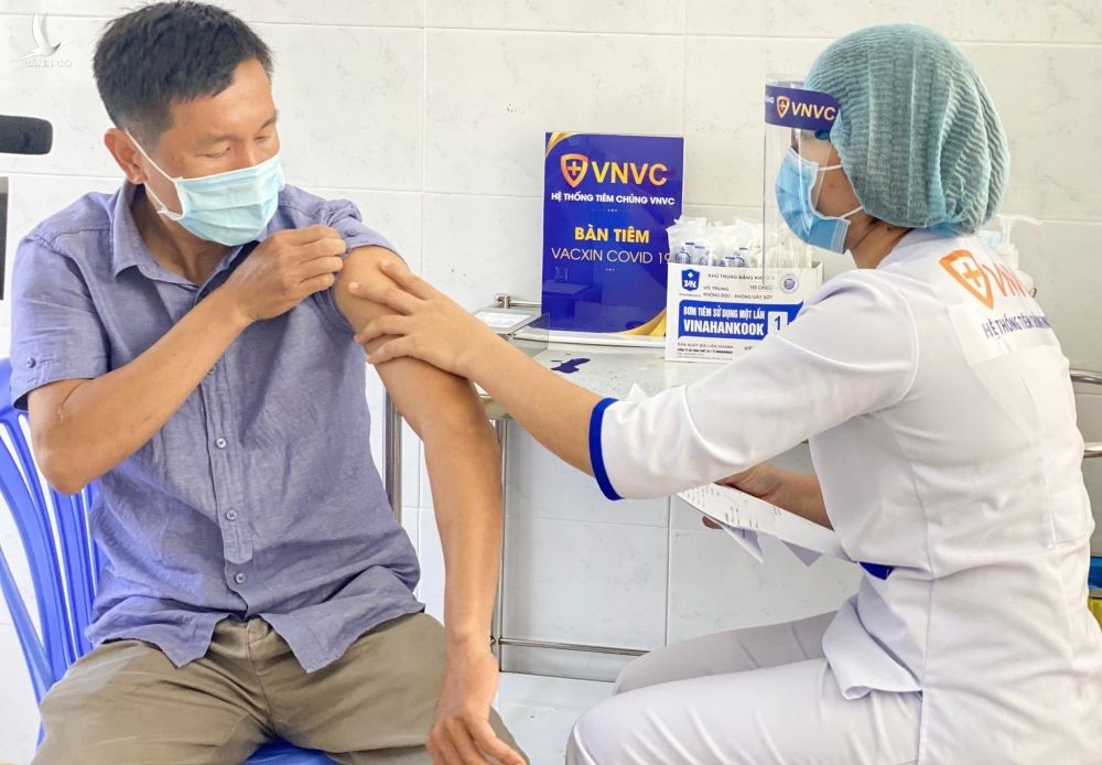 Người lớn tuổi là đối tượng khuyến khích nên tiêm vaccine Covid-19. Ảnh: Phong Lan.