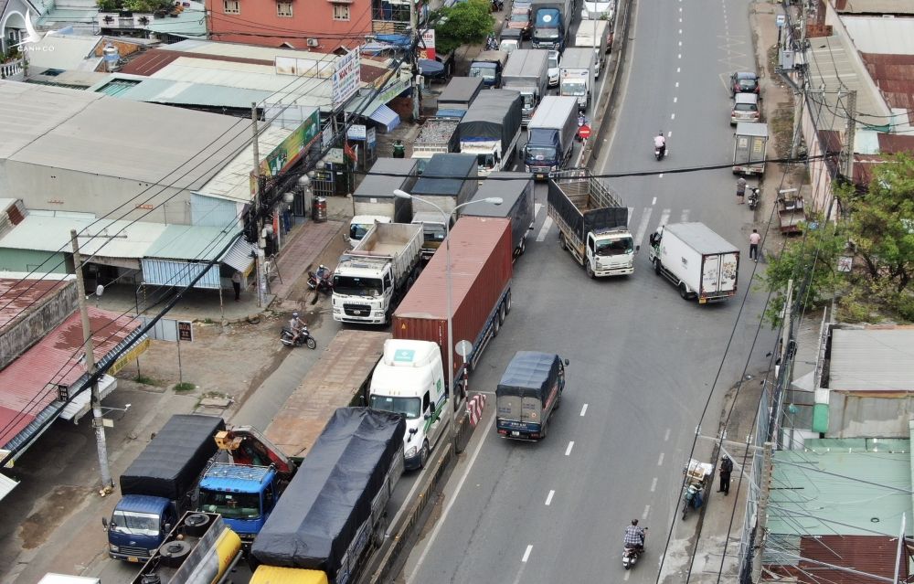 Ket xe cua ngo TP.HCM - Binh Duong ngay dau phong toa toan thanh pho anh 2