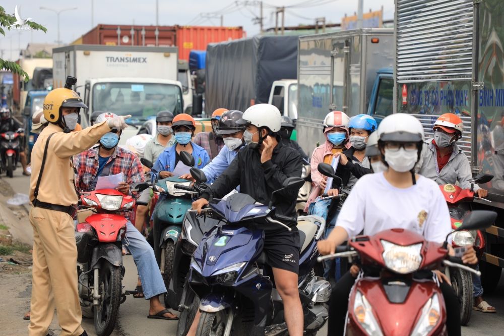 Ket xe cua ngo TP.HCM - Binh Duong ngay dau phong toa toan thanh pho anh 5