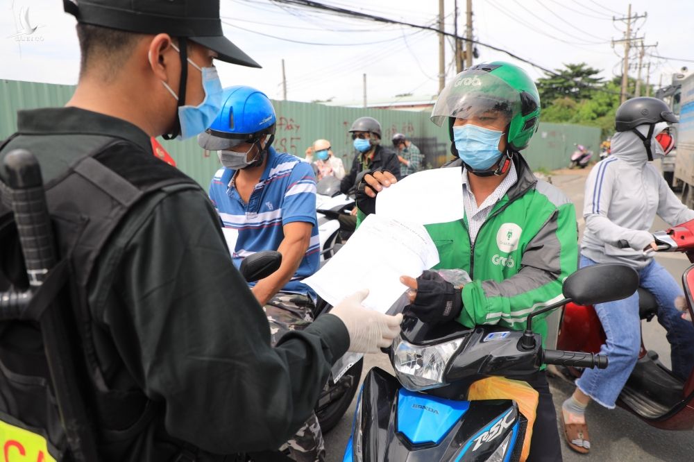 Ket xe cua ngo TP.HCM - Binh Duong ngay dau phong toa toan thanh pho anh 3