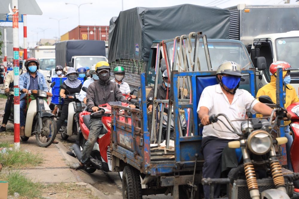 Ket xe cua ngo TP.HCM - Binh Duong ngay dau phong toa toan thanh pho anh 10