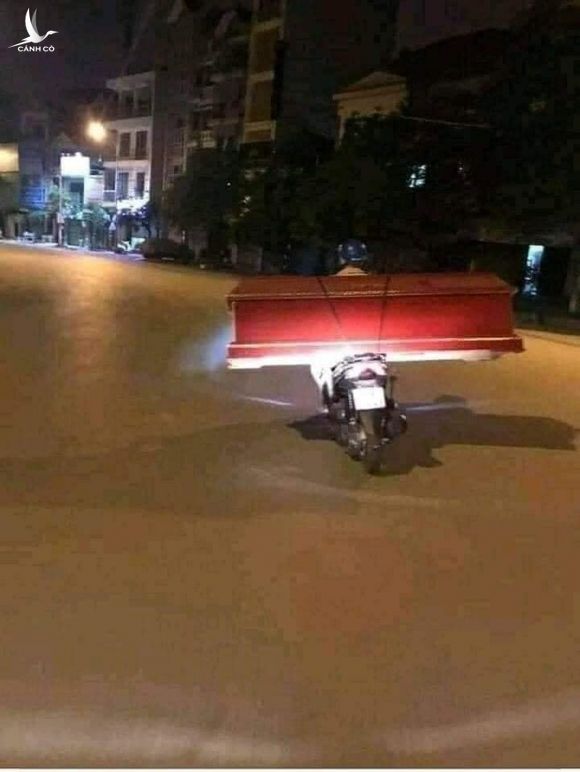 Sự thật về chiếc xe máy chở quan tài trên phố Sài Gòn đêm giới nghiêm - hình ảnh cứa lòng người mùa dịch - Ảnh 1.