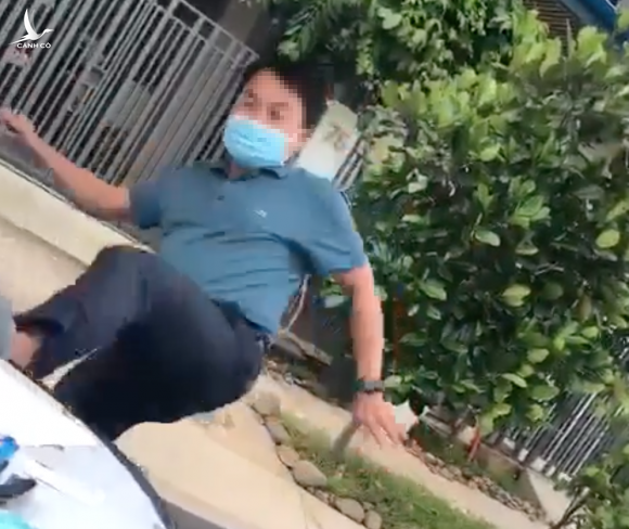 Nguoi dan ong dap do ban cua nhan vien y te anh 1