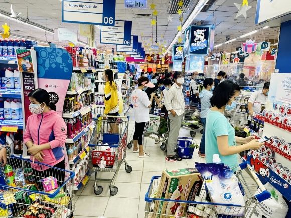 Người dân TP.HCM bất ngờ 11 giờ trưa siêu thị 'không còn hàng tươi sống để mua' - ảnh 12