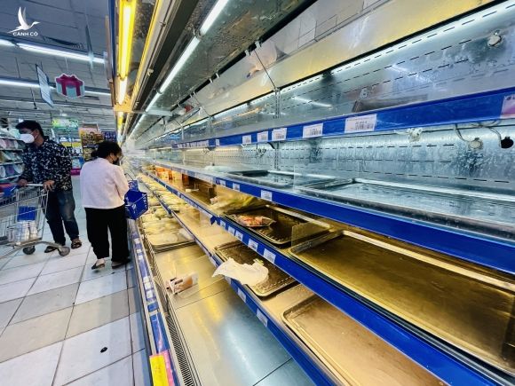 Người dân TP.HCM bất ngờ 11 giờ trưa siêu thị 'không còn hàng tươi sống để mua' - ảnh 2
