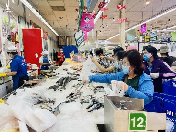 Người dân TP.HCM bất ngờ 11 giờ trưa siêu thị 'không còn hàng tươi sống để mua' - ảnh 10