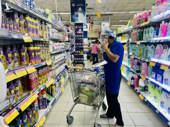 Người dân TP.HCM bất ngờ 11 giờ trưa siêu thị 'không còn hàng tươi sống để mua' - ảnh 9