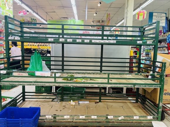 Người dân TP.HCM bất ngờ 11 giờ trưa siêu thị 'không còn hàng tươi sống để mua' - ảnh 1