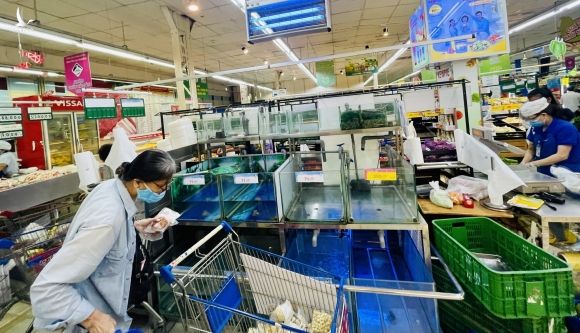 Người dân TP.HCM bất ngờ 11 giờ trưa siêu thị 'không còn hàng tươi sống để mua' - ảnh 6