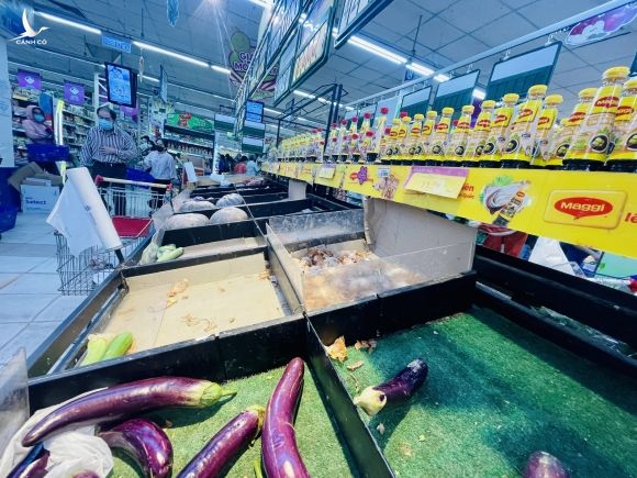 Người dân TP.HCM bất ngờ 11 giờ trưa siêu thị 'không còn hàng tươi sống để mua' - ảnh 3