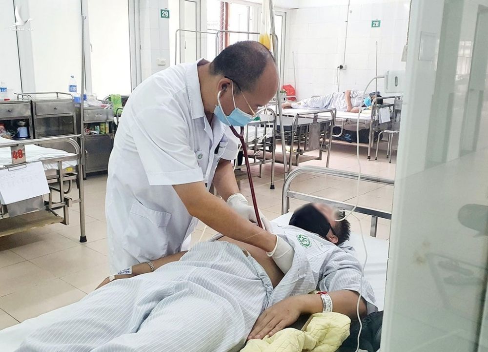 PGS-TS Đỗ Duy Cường thăm khám cho bệnh nhân sốt xuất huyết tại Bệnh viện Bạch Mai /// Ảnh: Mai Thanh