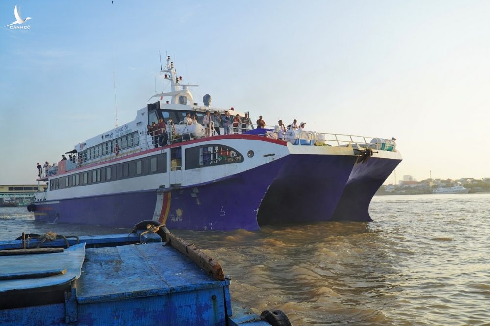 Tàu cao tốc đưa đề thi ra đảo Phú Quý, Bình Thuận để lần đầu tổ chức thi THPT ngay tại đảo. Ảnh: Việt Quốc.