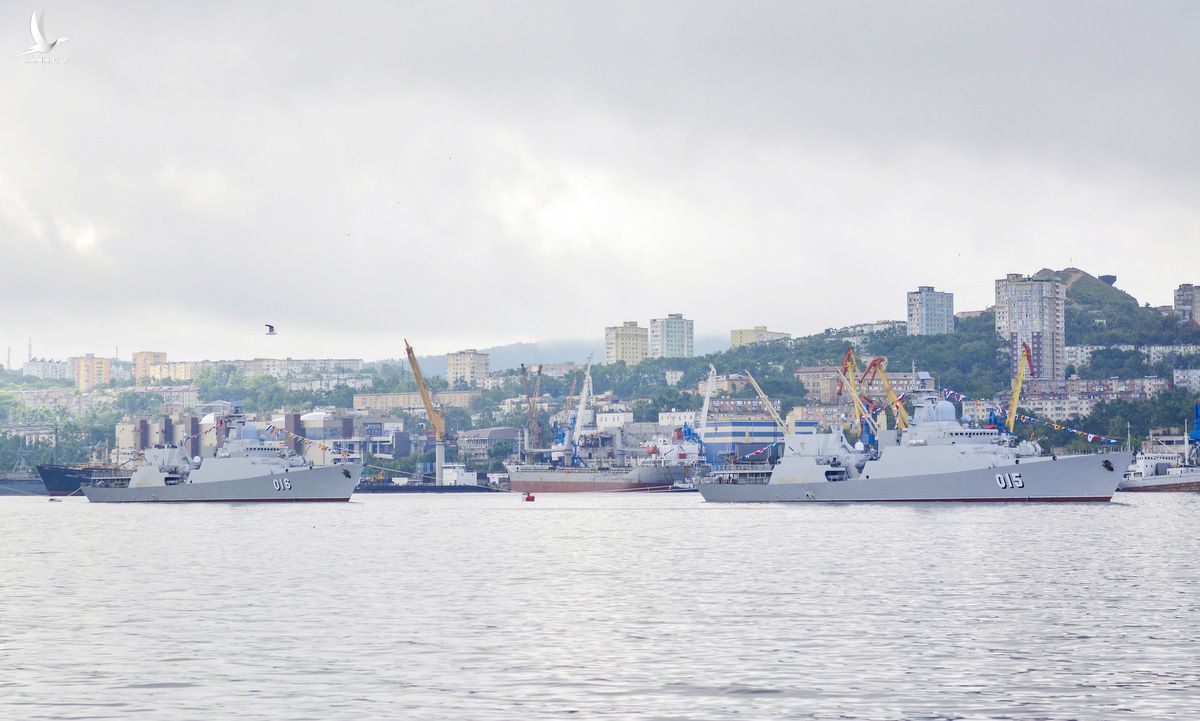 Tàu hộ vệ Việt Nam sánh vai với đội hình chiến hạm Nga