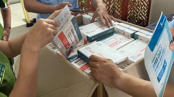 Kiểm tra cơ sở xoa bóp bấm huyệt ở chung cư, phát hiện hơn 3.000 que test Covid-19 không rõ nguồn gốc - Ảnh 1. Kiểm tra cơ sở xoa bóp bấm huyệt ở chung cư, phát hiện hơn 3.000 que test Covid-19 không rõ nguồn gốc - Ảnh 1.