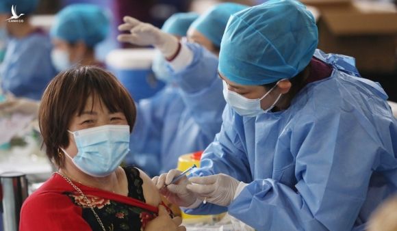 Quan chức Trung Quốc tiêm trộn 3 liều vaccine COVID-19, tiết lộ cảm giác - Ảnh 2.