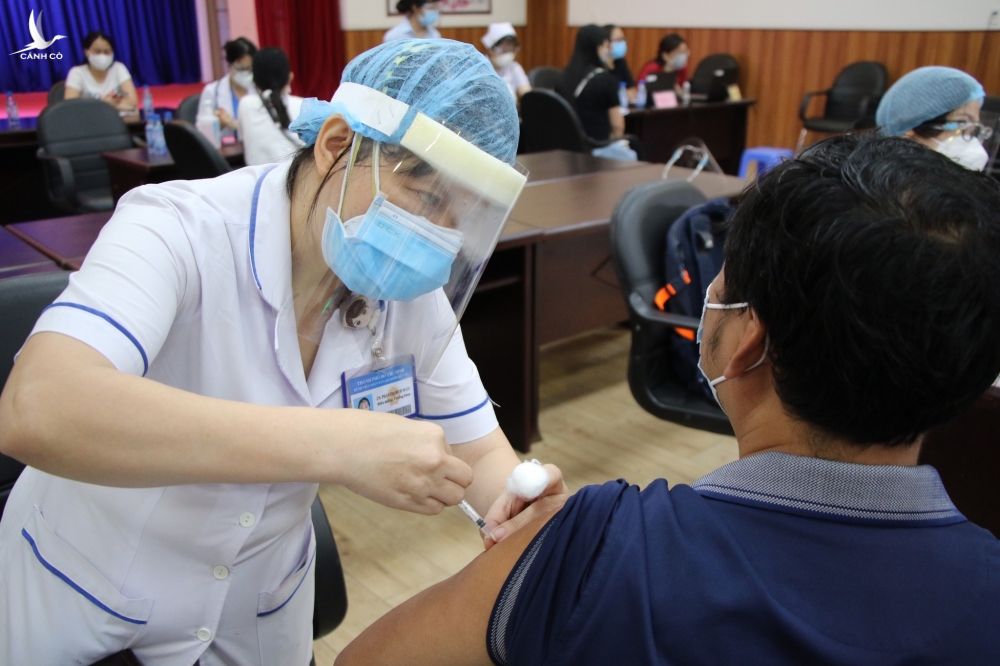 Tiêm vắc xin phòng Covid-19 cho công nhân tại TP.HCM /// Ảnh: Khả Hòa