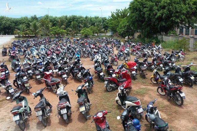 CSGT phun nước tưới hàng nghìn xe máy của người dân về từ phía Nam - 4