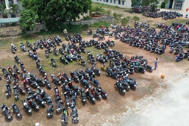 CSGT phun nước tưới hàng nghìn xe máy của người dân về từ phía Nam - 3