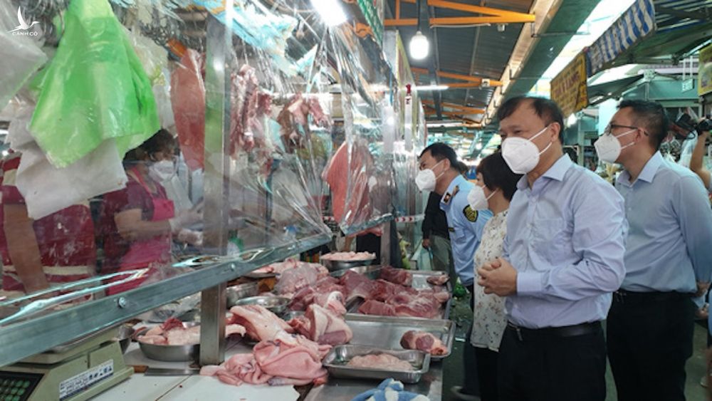 Ông Đỗ Thắng Hải - Thứ trưởng Công Thương kiểm tra một số chợ truyền thống tại TP HCM, ngày 21/7. Ảnh: Bộ Công Thương