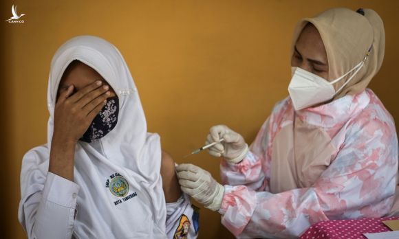 Người dân được tiêm vaccine Covid-19 tại ngoại ô thủ đô Jakarta, Indonesia, hôm 19/7. Ảnh: Reuters.