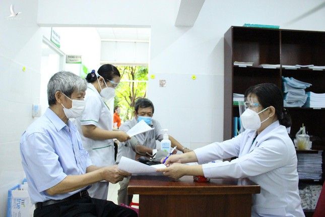 BS Trương Hữu Khanh: Chích vắc xin COVID-19, đừng nên 'kén cá chọn canh' ảnh 2