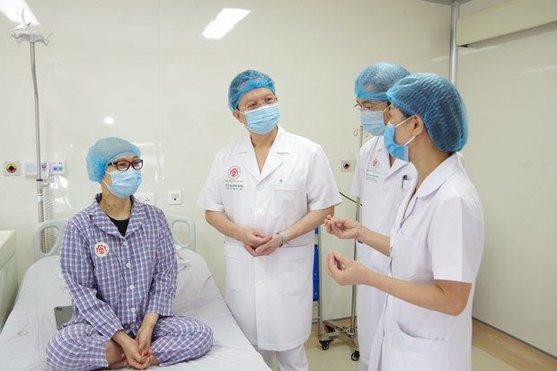 Trung tướng Mai Hồng Bàng - Giám đốc Bệnh viện đến thăm bệnh nhân trước khi ra viện. (Ảnh: PV/Vietnam+)