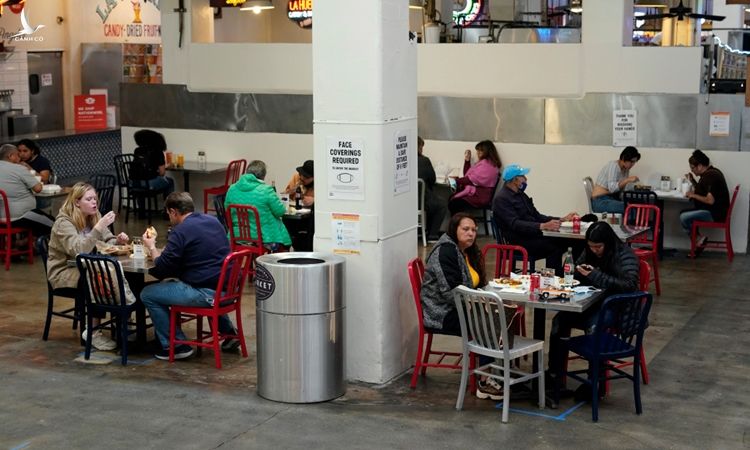 Người dân tập trung trong một nhà hàng ở Grand Central Market, Los Angeles, Mỹ, hôm 17/3. Ảnh: AP. 