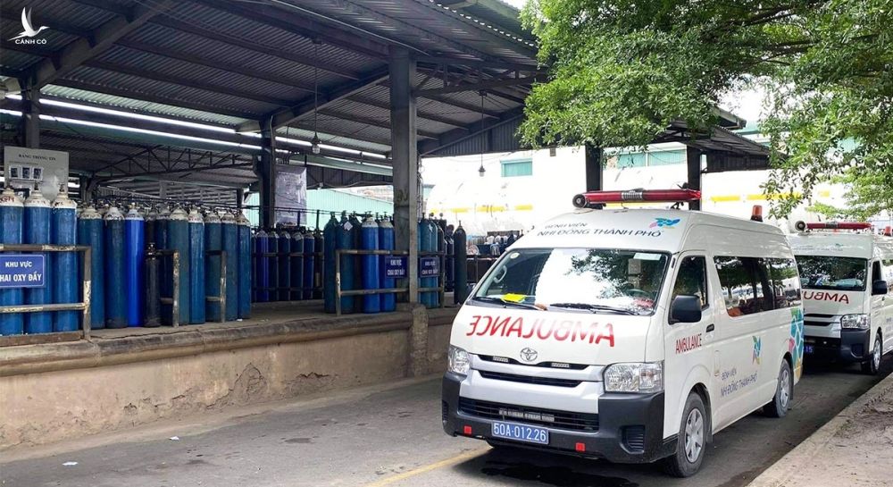 Hai xe cấp cứu Bệnh viện Nhi đồng Thành phố vận chuyển các bình oxy từ nhà máy sản xuất ở Bình Dương về bệnh viện dã chiến số 4, ngày 15/7. Ảnh do bệnh viện cung cấp.