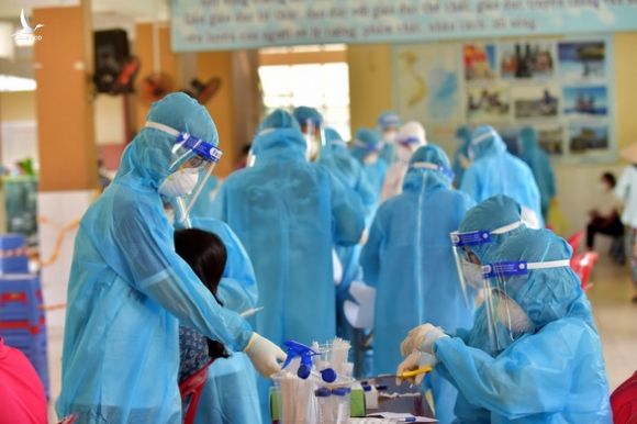 F0 ở quận 10 đi mua thuốc nhiều tiệm, phường tìm người liên quan - Ảnh 1. F0 ở quận 10 đi mua thuốc nhiều tiệm, phường tìm người liên quan - Ảnh 1.