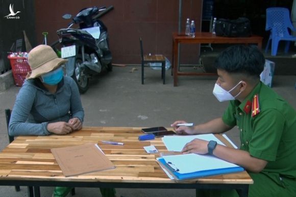 Không được qua chốt, 2 phụ nữ chửi bới loạn, mỗi người nộp phạt 2,5 triệu đồng - Ảnh 1. Không được qua chốt, 2 phụ nữ chửi bới loạn, mỗi người nộp phạt 2,5 triệu đồng - Ảnh 1.
