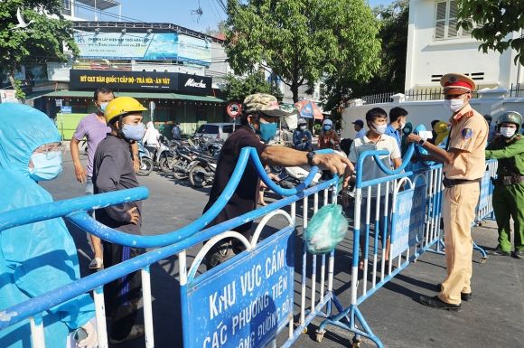 Cảnh sát chốt chặn tại điểm phong tỏa ở xã Phước Đồng, TP Nha Trang liên quan các ca nhiễm nCoV. Ảnh: Xuân Ngọc.