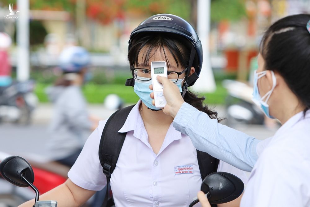 Nhân viên y tế đo thân nhiệt thí sinh trước khi vào điểm thi tốt nghiệp THPT tại TP Nha Trang. Ảnh: Xuân Ngọc.