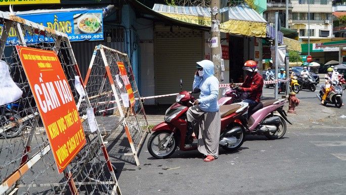 CLIP: Phong tỏa 2 tuyến đường ở TP HCM vì có 37 ca mắc Covid-19 - Ảnh 2. CLIP: Phong tỏa 2 tuyến đường ở TP HCM vì có 37 ca mắc Covid-19 - Ảnh 2.