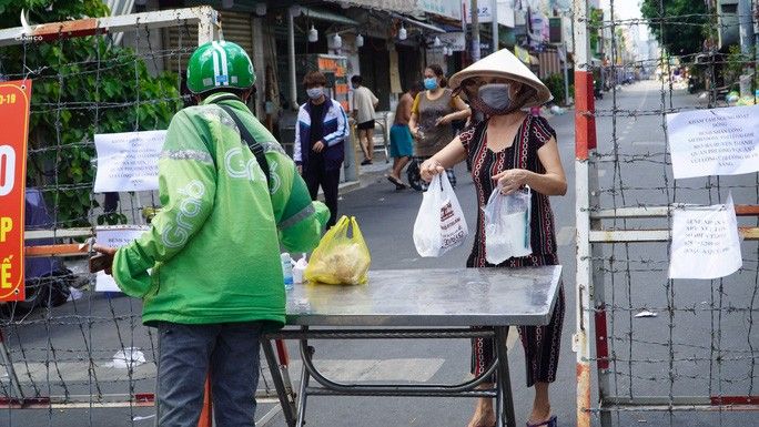 CLIP: Phong tỏa 2 tuyến đường ở TP HCM vì có 37 ca mắc Covid-19 - Ảnh 5. CLIP: Phong tỏa 2 tuyến đường ở TP HCM vì có 37 ca mắc Covid-19 - Ảnh 5.
