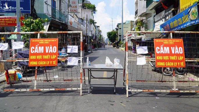 CLIP: Phong tỏa 2 tuyến đường ở TP HCM vì có 37 ca mắc Covid-19 - Ảnh 3. CLIP: Phong tỏa 2 tuyến đường ở TP HCM vì có 37 ca mắc Covid-19 - Ảnh 3.