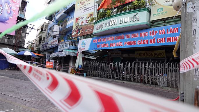 CLIP: Phong tỏa 2 tuyến đường ở TP HCM vì có 37 ca mắc Covid-19 - Ảnh 4. CLIP: Phong tỏa 2 tuyến đường ở TP HCM vì có 37 ca mắc Covid-19 - Ảnh 4.