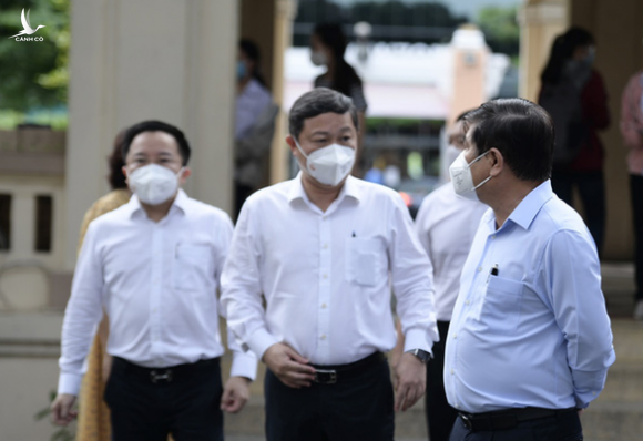 Chủ tịch UBND TP.HCM: ‘Phụ huynh lo lắng là đương nhiên nhưng hãy cố gắng giãn cách’ - Ảnh 1.