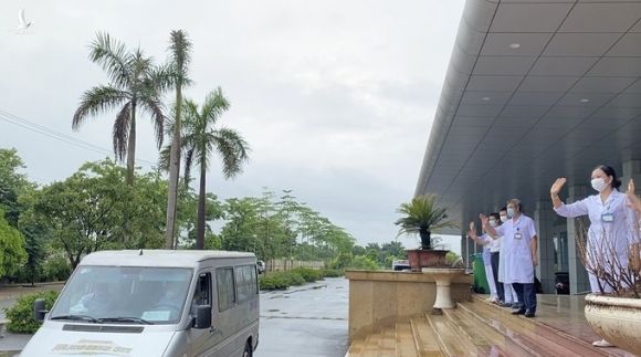 Nhóm y bác sĩ từ cơ sở Kim Chung của Bệnh viện Bệnh Nhiệt đới Trung ương, lên đường ra sân bay Nội Bài để vào TP HCM sáng 7/8. Ảnh do bệnh viện cung cấp.