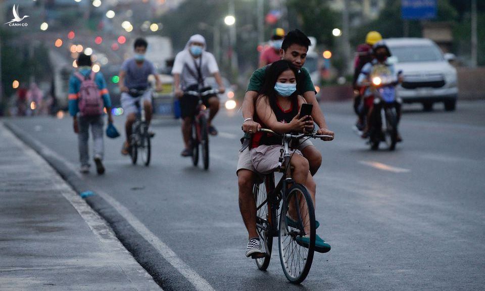 Người dân đi xe trên đường phố Manila, Philippines, hôm 11/6. Ảnh: Reuters.