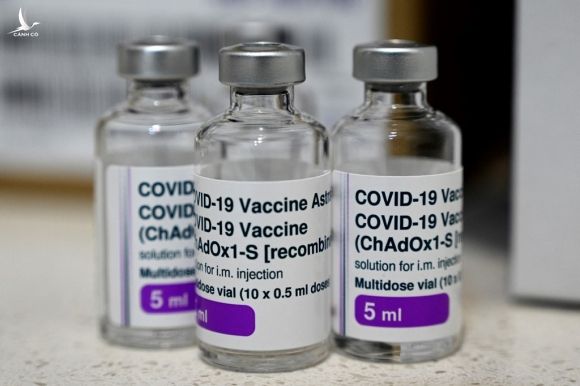 Lọ vaccine AstraZeneca rỗng trên quầy một trung tâm tiêm chủng Covid-19 trong một hiệu thuốc ở ngoại ô Sydney, Australia, ngày 17/8. Ảnh: AFP