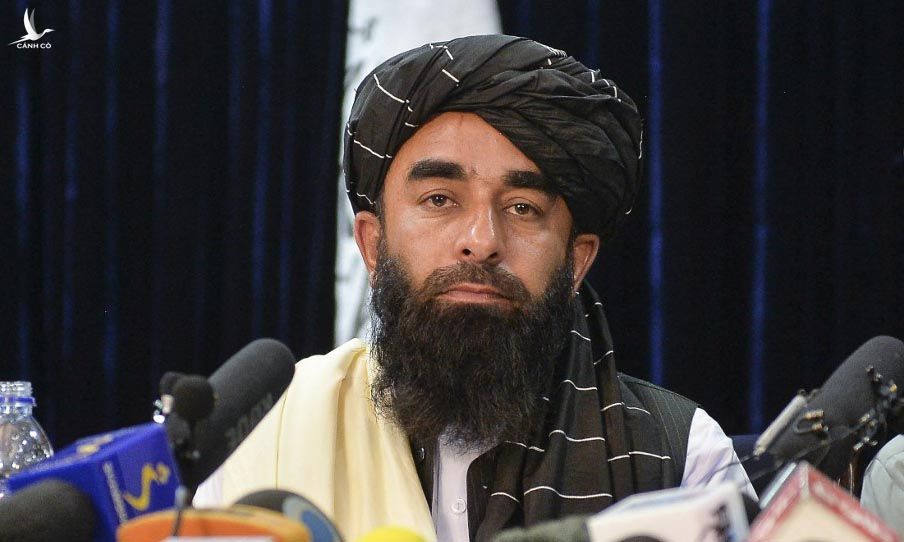 Phát ngôn viên Taliban Zabihullah Mujahid trong cuộc họp báo tại Kabul, Afghanistan, hôm 17/8. Ảnh: AFP.