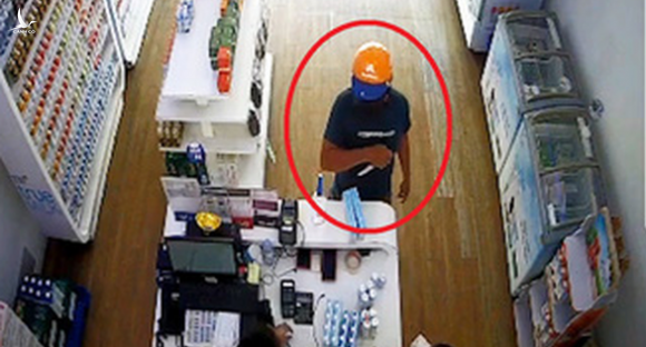 Bắt kẻ đe dọa nhân viên cửa hàng sữa cướp tài sản - Ảnh 1.