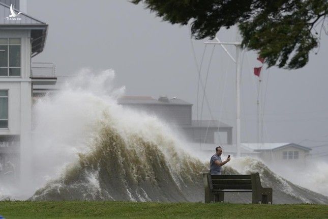 Siêu bão Ida đổ bộ Mỹ với sức gió 240km/h, một thành phố mất điện hoàn toàn ảnh 4