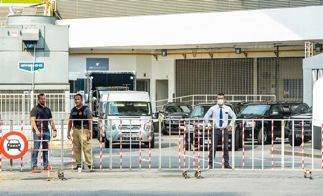 CLIP: Dàn xe đặc chủng của mật vụ Mỹ tháp tùng Phó Tổng thống Kamala Harris tại Hà Nội - 1