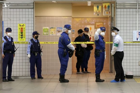 10 khách đi tàu bị đâm dao vô cớ ở Tokyo, nghi phạm đã bị bắt - Ảnh 1.