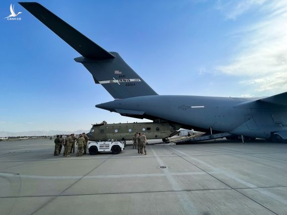 Trực tha8gn CH-47 Chinook của Mỹ được đưa lên máy bay vận tải tại sân bay Kabul để rời khỏi Afghanistan /// Reuters