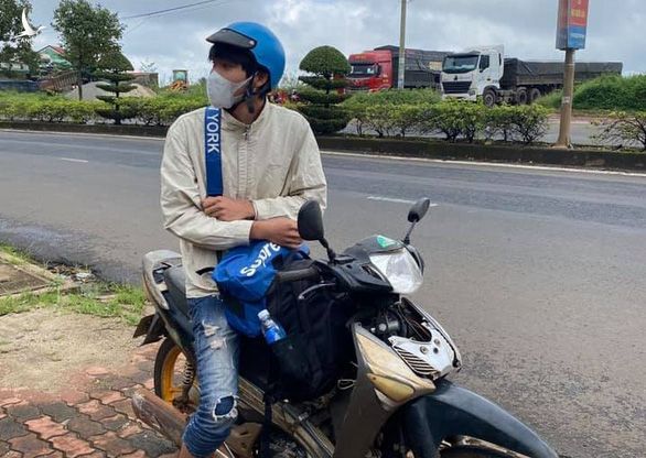 Ròng rã một tuần đi bộ về quê, nam công nhân được người dân tặng xe máy - Ảnh 1.