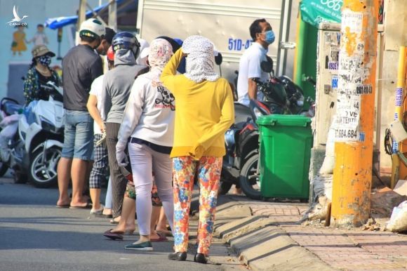 Người dân TP.HCM đi siêu thị đông nghẹt từ sớm: ‘Không biết khi nào mới tới lượt!’ - ảnh 7